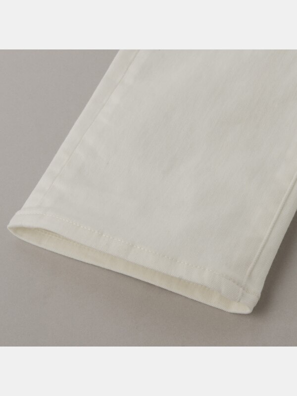 スリムフィットテーパードカラージーンズ