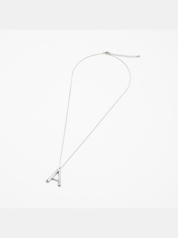 アルファベットネックレス