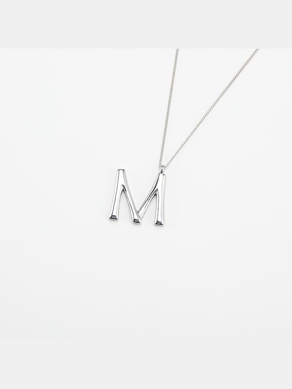 アルファベットネックレス