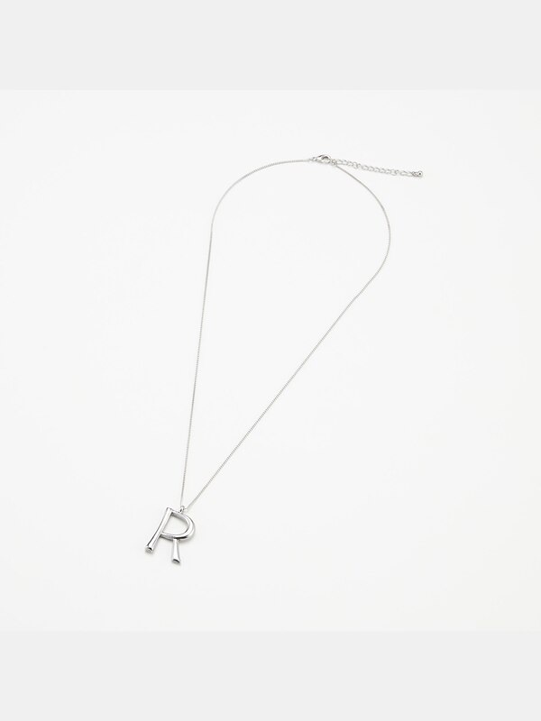 アルファベットネックレス