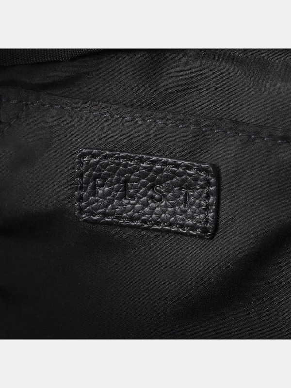 レザータッチボディバッグ