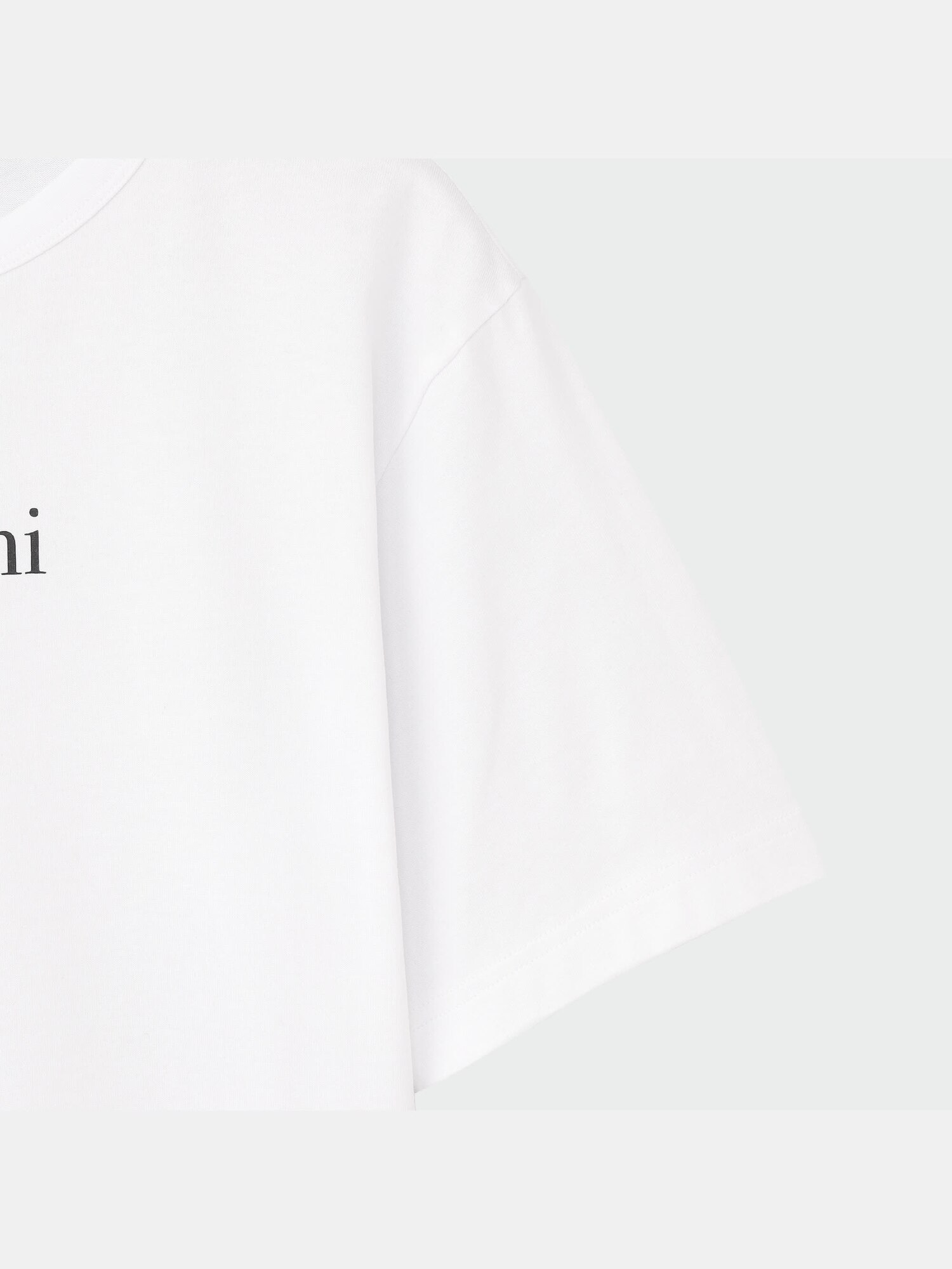 ⭐️プラステ サックスブルーのテーパードパンツは、Tシャツと合わせてこなれ