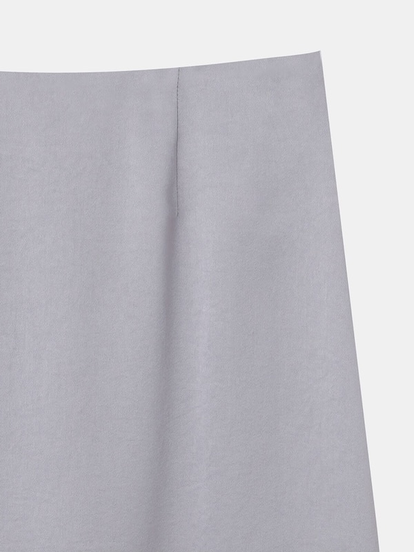 サテンナローロングスカート