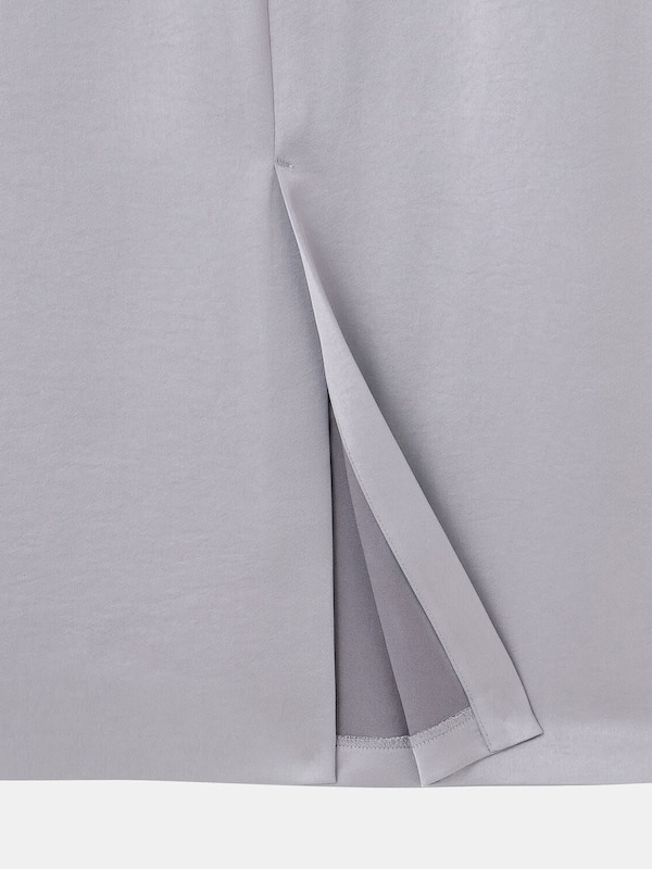 サテンナローロングスカート