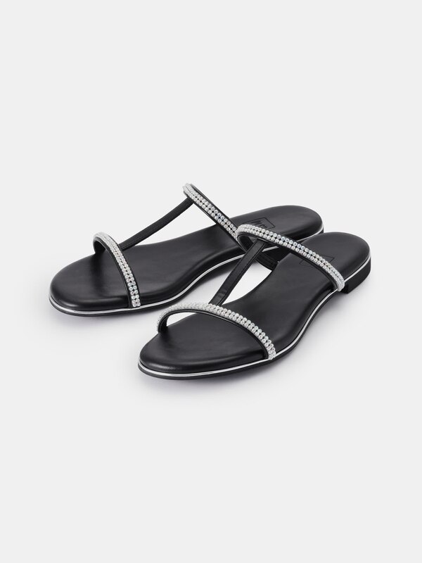 ビジューストラップフラットサンダル