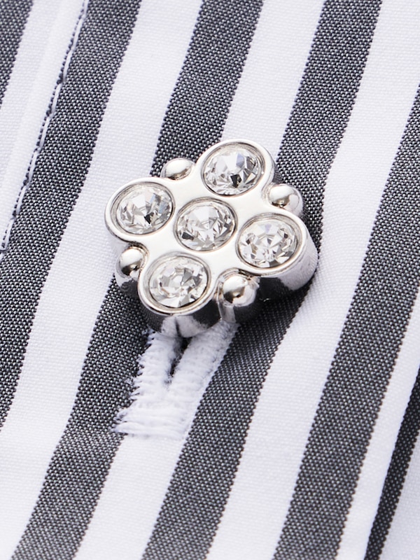 フリルネックビジューボタンブラウ  ス（長袖）