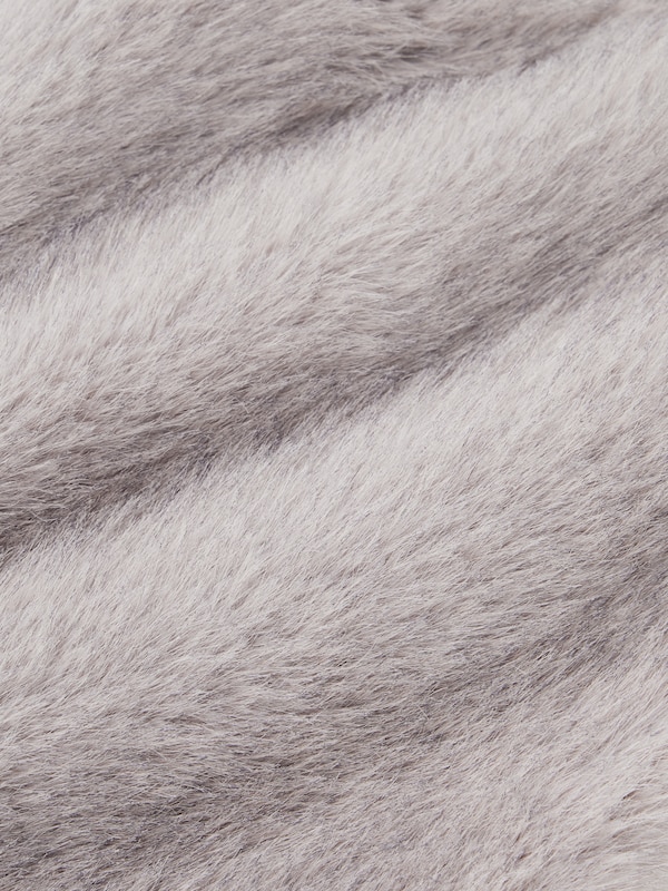 フェイクファーストール