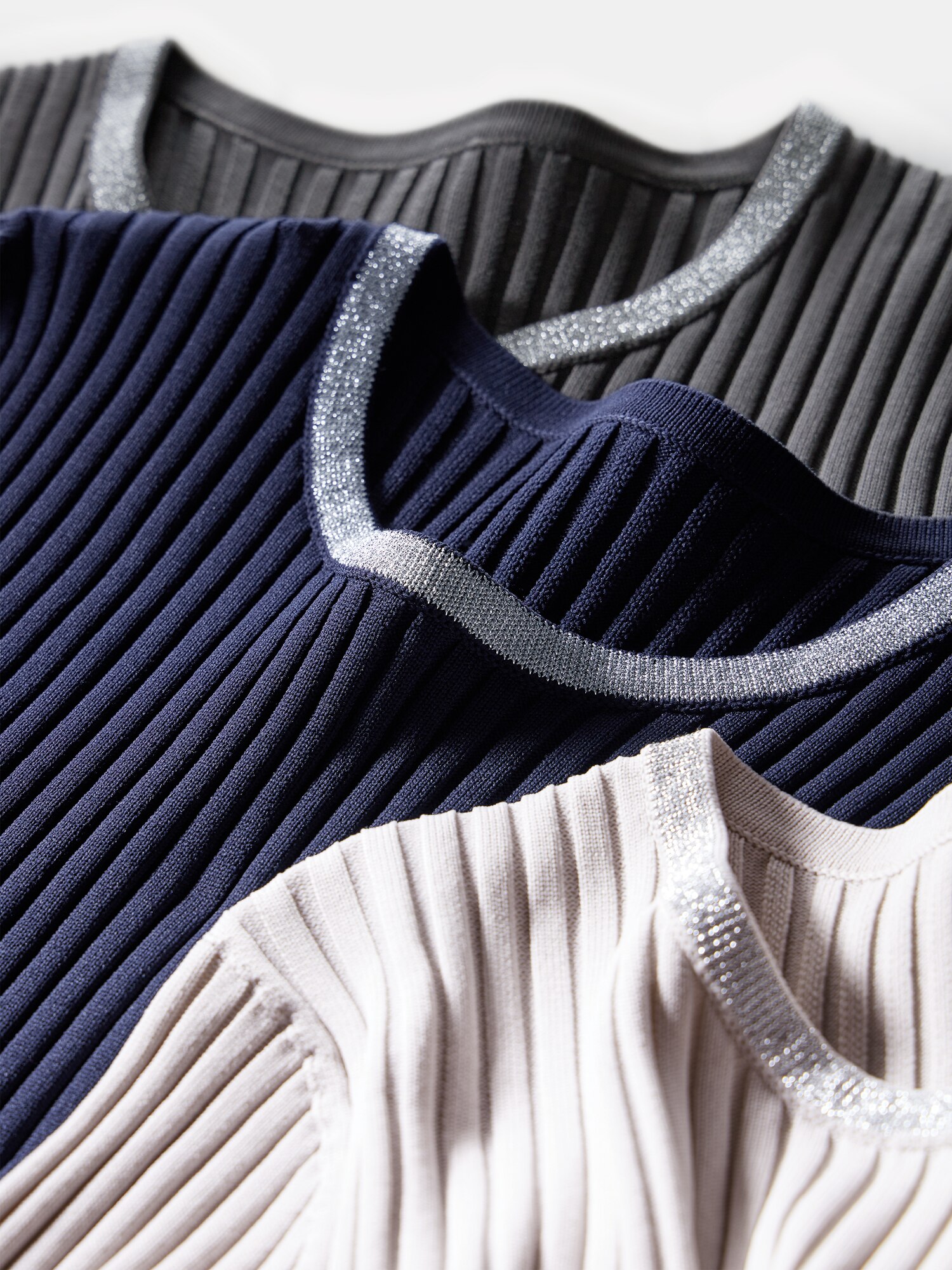 PLST(プラステ)公式 | ホールガーメント®メタリックネックペプラムセーター