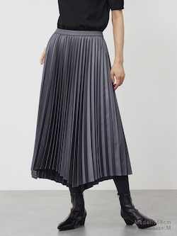 サテンイレギュラーヘムプリーツスカート