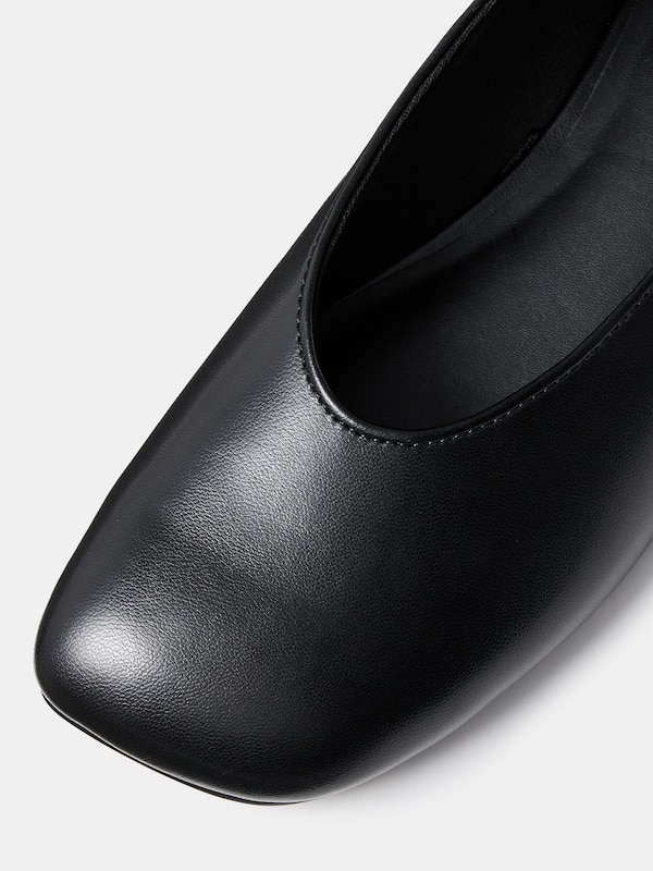 スクエアトゥフラットパンプス